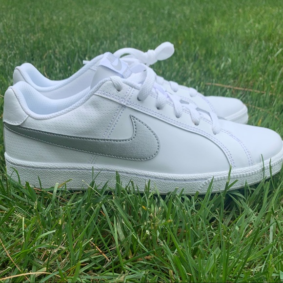 white nike shoes with silver swoosh